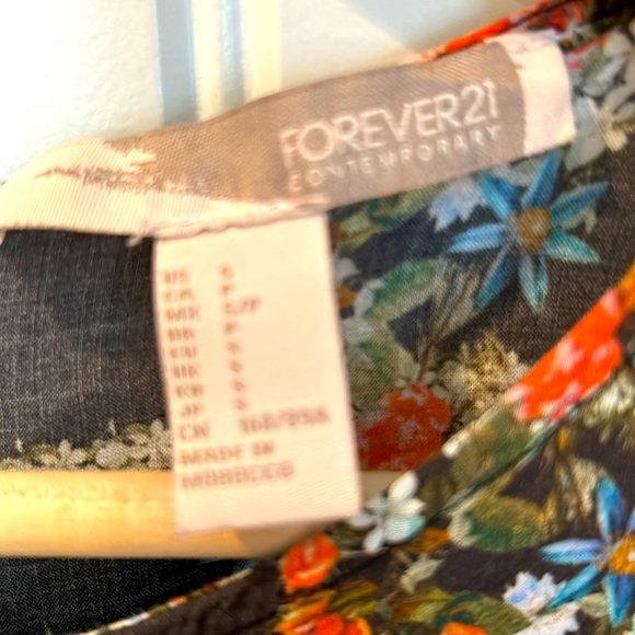 Forever 21 sleeveless, brown background and floral top - size small - Picture 3 of 4